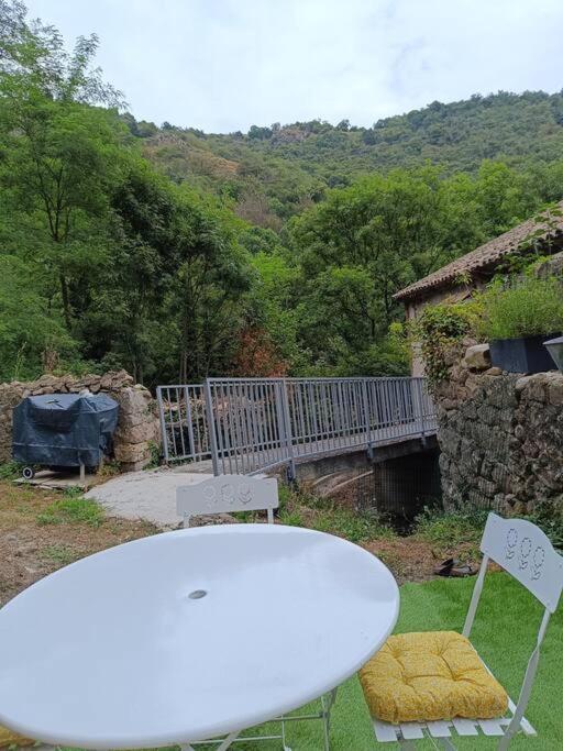 Appartement 2 A 4 Personnes Antraigues Exterior foto